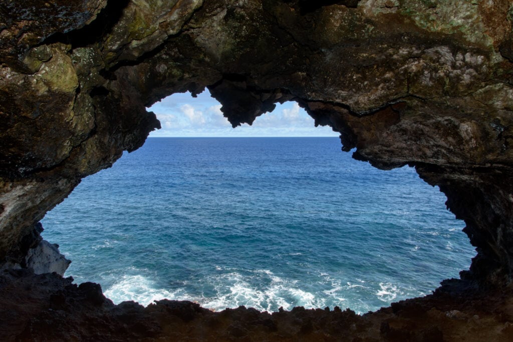 lugares turisticos de isla de pascua cueva ana kakenga