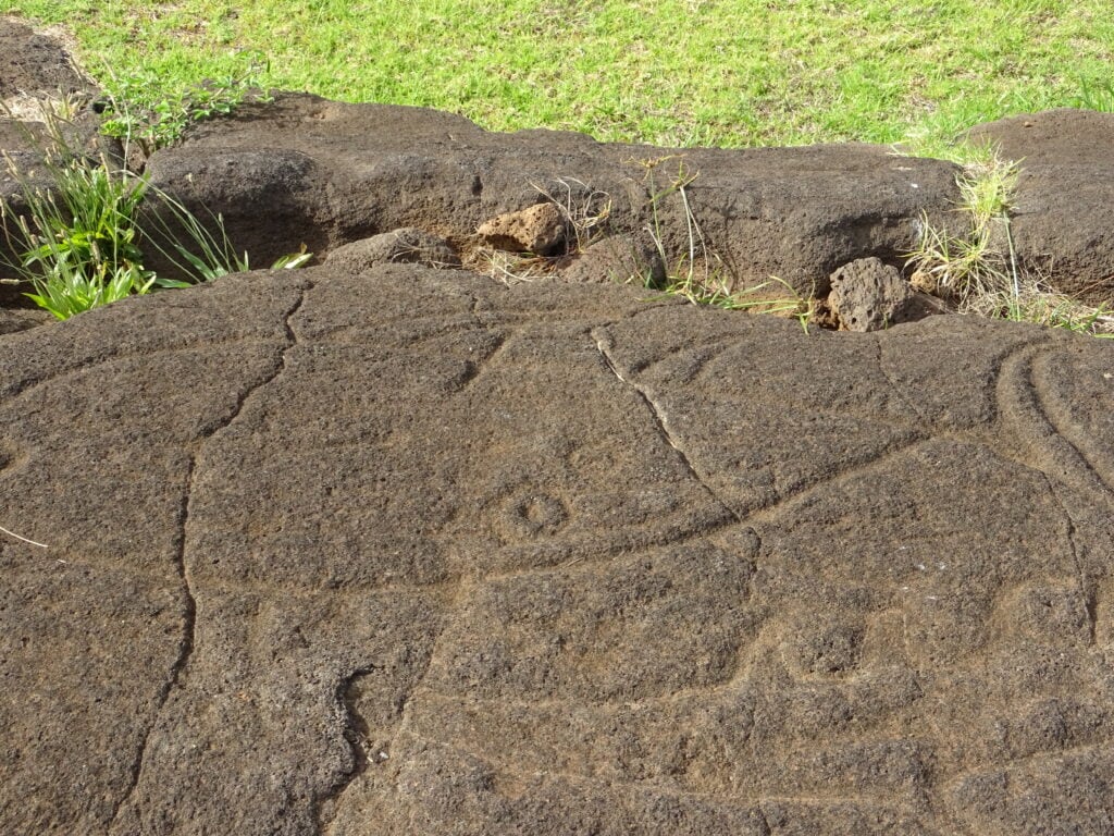 lugares turisticos de isla de pascua papa vaka petroglifos